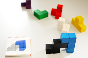 Ein Puzzel aus Holzklötzen