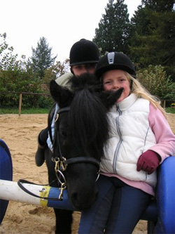 2 Personen und ein Pferd